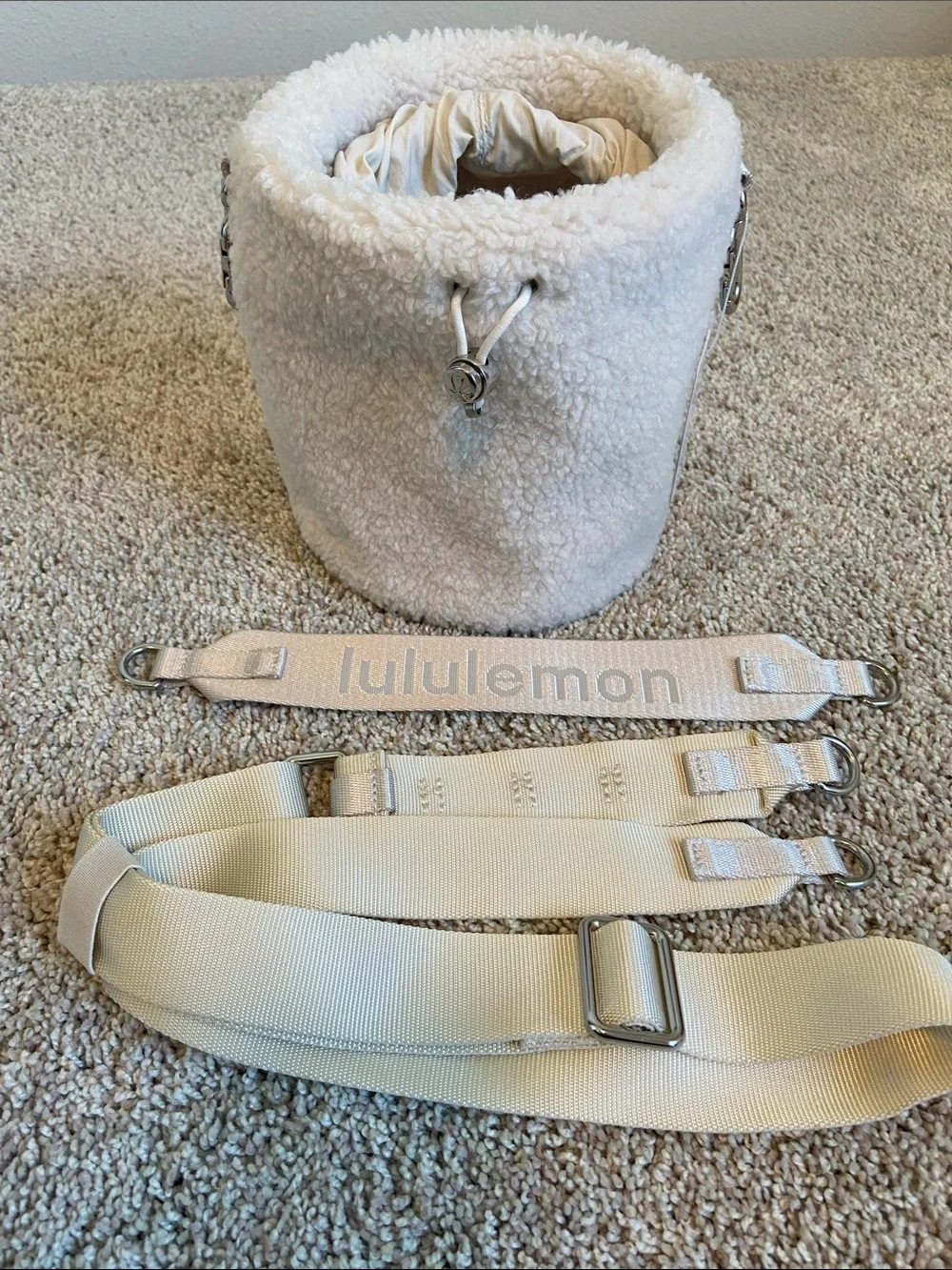 Lululemon • Crossbody Bucket Bag Fleece 2.5L White Opal
